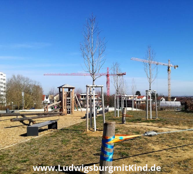 Der Spielplatz auf dem Römerhügel Ludwigsburg mit Balancierbalken, KLettergerüst und Slackline.