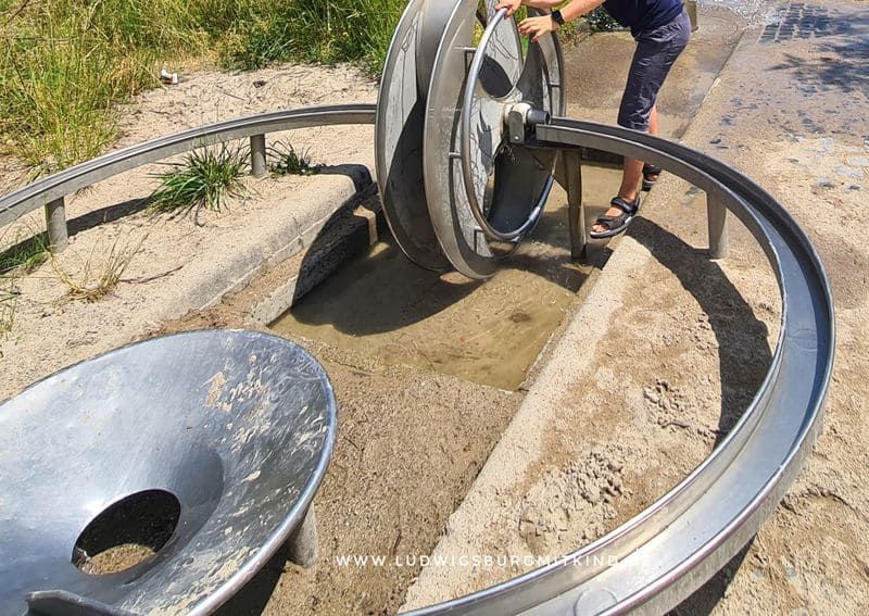 Kennt ihr den Scharnhauser Park? Vom Kleinkind bis zum Teenie werden hier alle happy   phänomenaler Spielplatz mit großem Wasserspielbereich, Kletterturm, Kleinkindschaukeln, Bolzplatz, Hubschrauber und noch viel mehr  Blütenprachten  Bodenlabyrinth  Sitz- Flitzhasen  Der Skatepark ca 500 Meter durch die Kastanien-Allee über die Straße entfernt   in der @alte_wache_ostfildern Könnt ihr im Biergarten einkehren  Über die Treppen mut Blick auf die Alb geht es zurück zum Bahnhof   U 7 bis Scharnhauser Park ️ Scharnhauser Park, Ostfildern  Toiletten