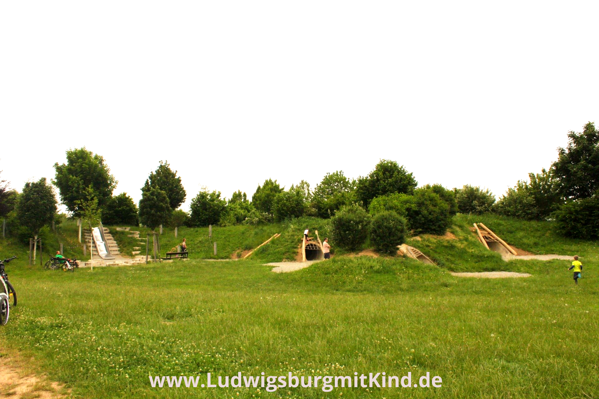 Kinder laufen auf einem Spielplatz mit vielen Tunneln in Ludwigsburg Pattonville.