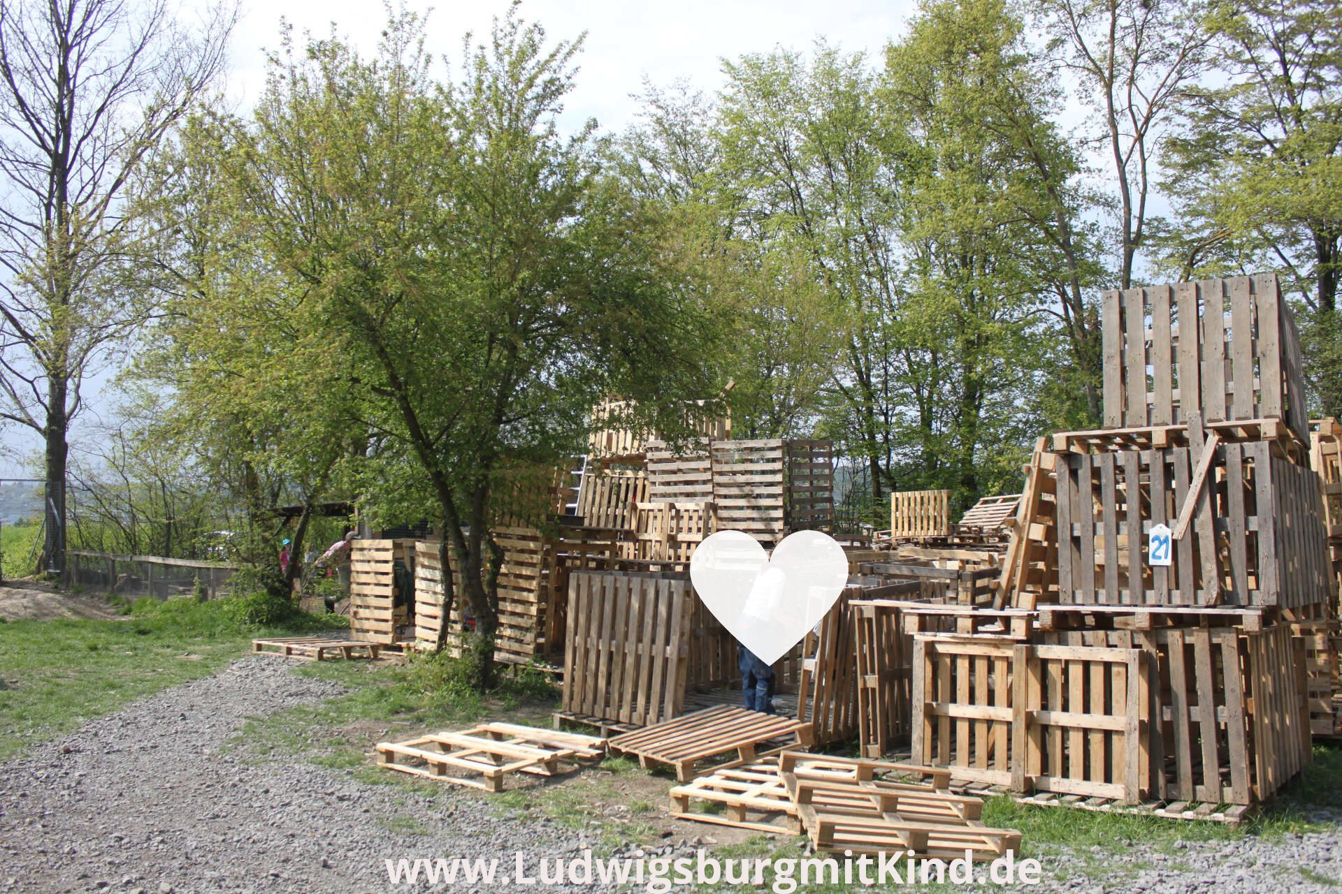 Kinder bauen aus Paletten Häuser auf dem Robinsonspielplatz in Ludwigsburg