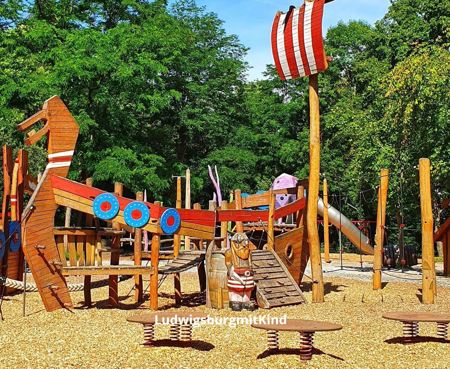 Das Piratenschiff auf dem Wikinger-Spielplatz in Waiblingen.