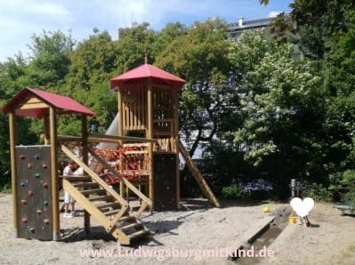 Ein Kind spielt auf dem Wasserspielplatz in Ludwigsburg Schlösslesfeld