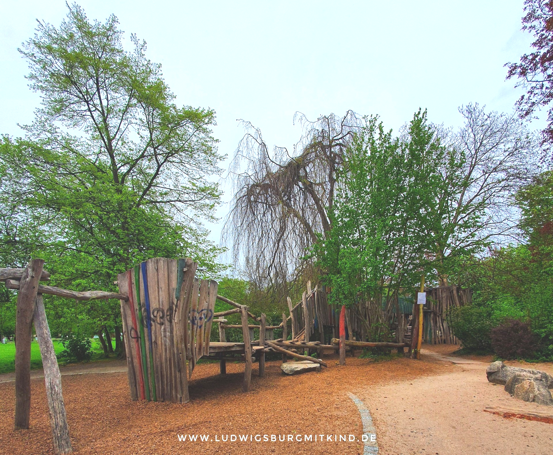 Der Spielplatz Bärenwiese in mit großem Klettergerüst.