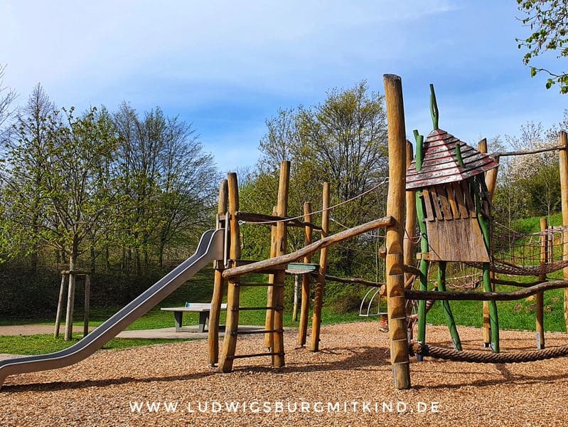 Ein Klettergerüst mit Rutsche auf dem Spielplatz Ludwigsburg.