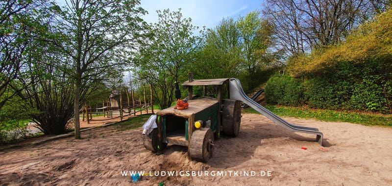 Ein Traktor auf dem Spielplatz auf der Karlsruher Allee