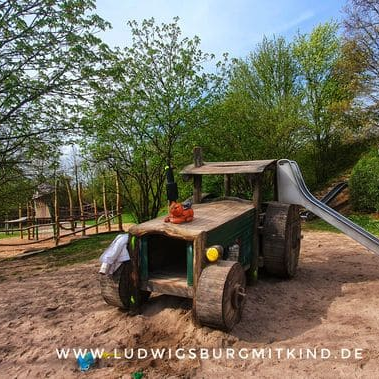 Ein Traktor aus Holz auf dem Spielplatz in Ludwigsburg