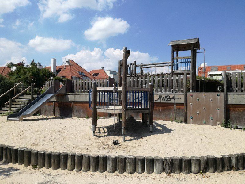 Ein KLettergerüst auf dem Spielplatz auf dem Parkhaus in Ludwigsburg