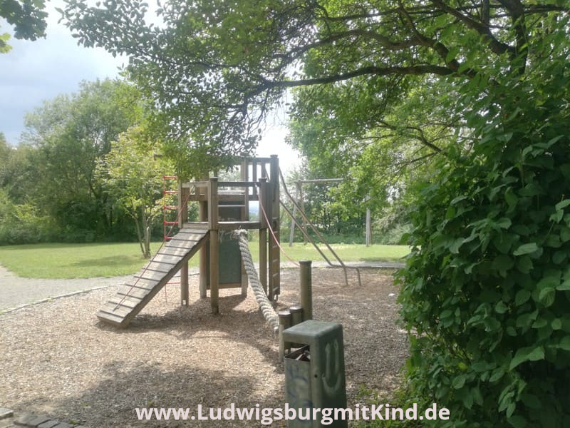 Ein Spielplatz in Ludwigsburg mit großem Klettergerüst