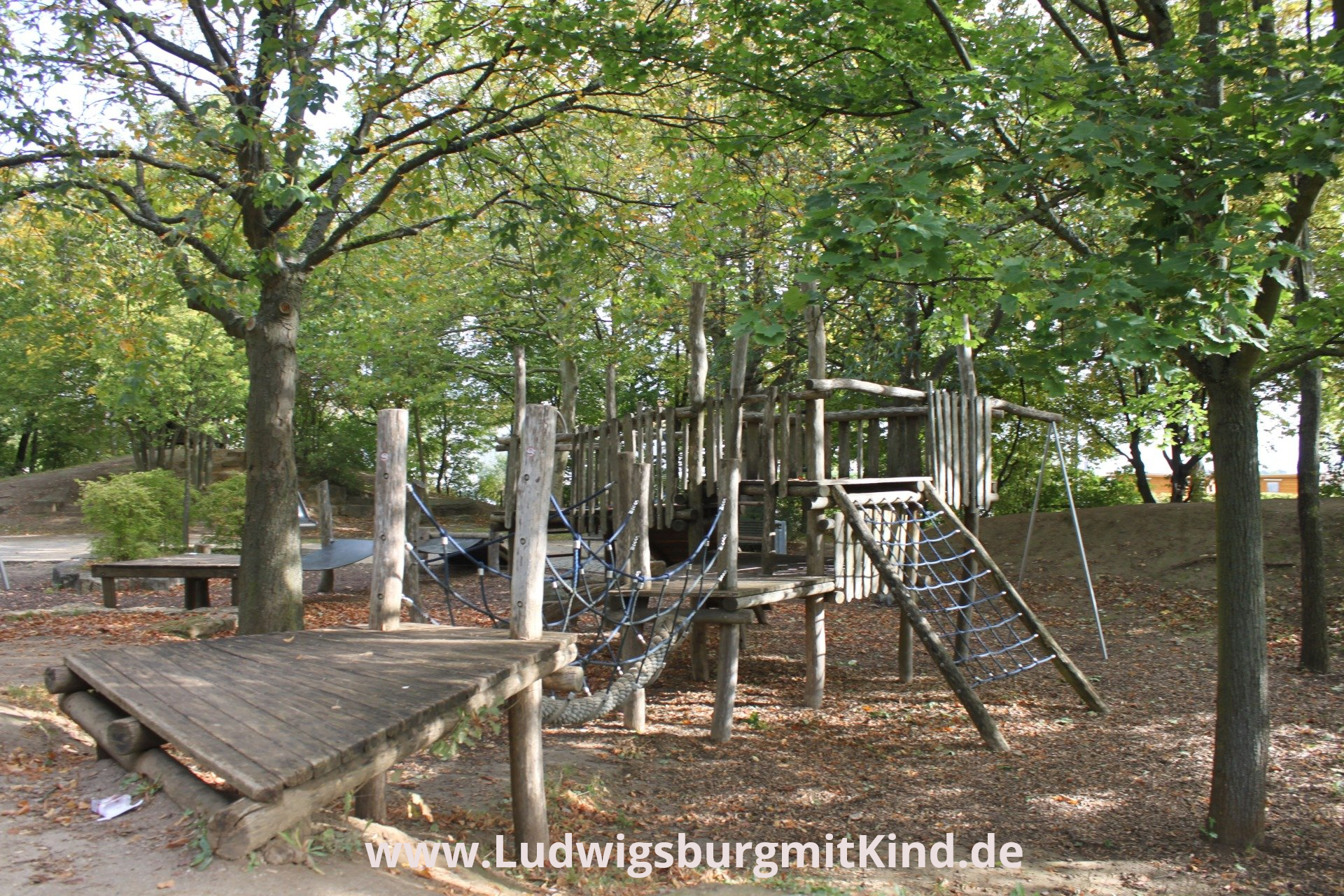 Ein großes Klettergerüst aus Holz auf dem Römerberg Spielplatz Ludwigsburg.