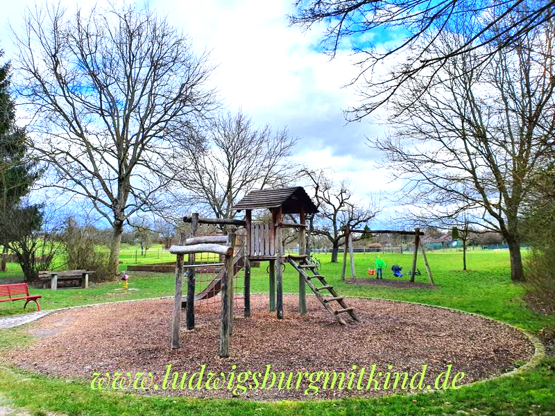 Ein KLettergerüst auf dem Spielplatz in Ludwigsburg