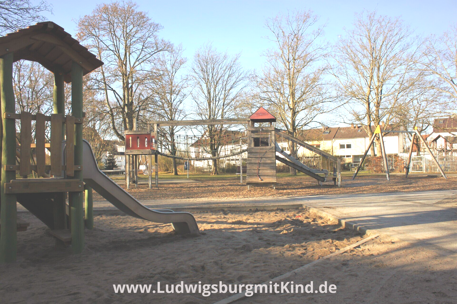 Klettergerüste auf einem Spielplatz in Ludwigsburg Oßweil