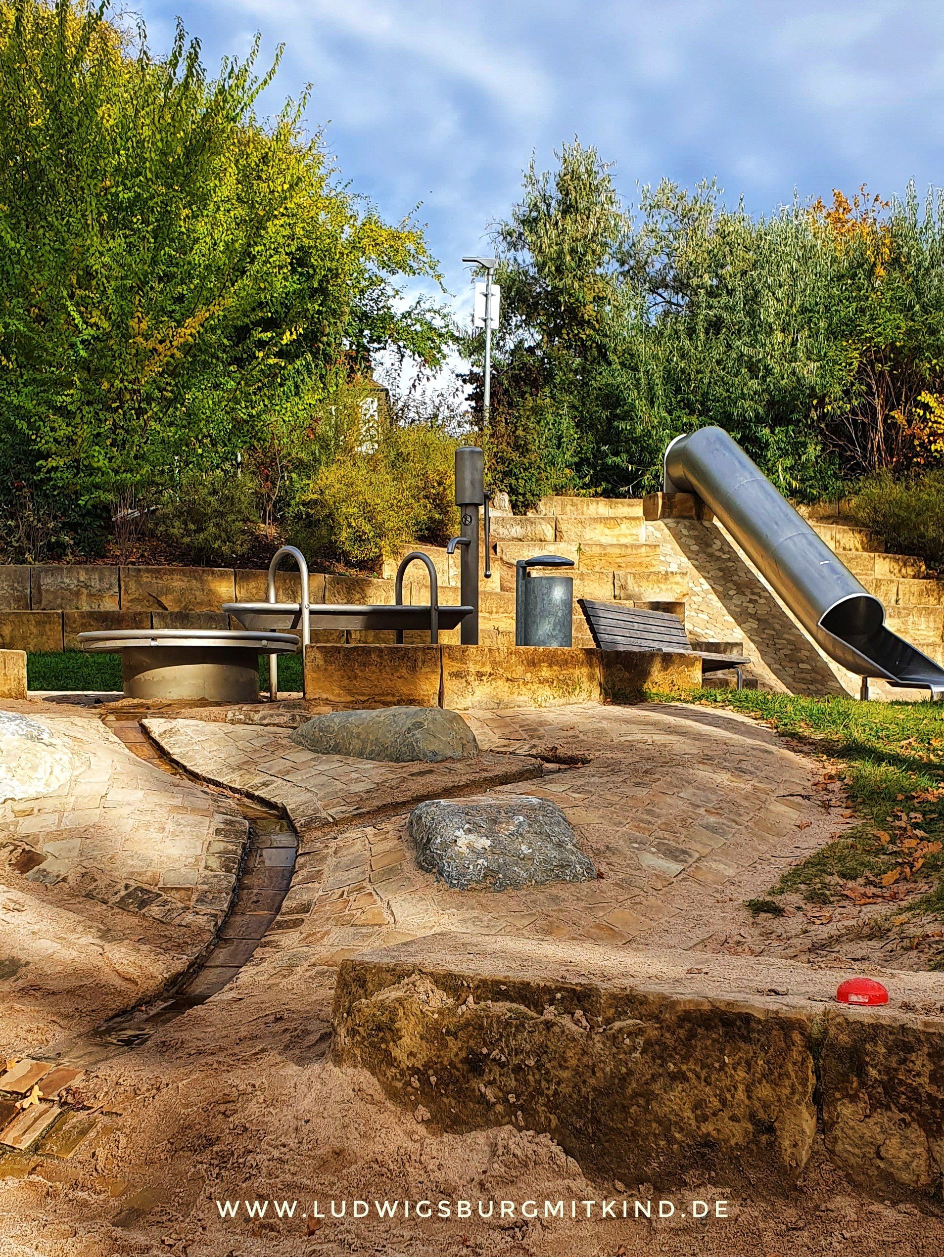 Eine Rutsche und ein Wasswerspielbereich auf dem Spielplatz Ludwigsburg in der Tischendorfer Straße Weststadt