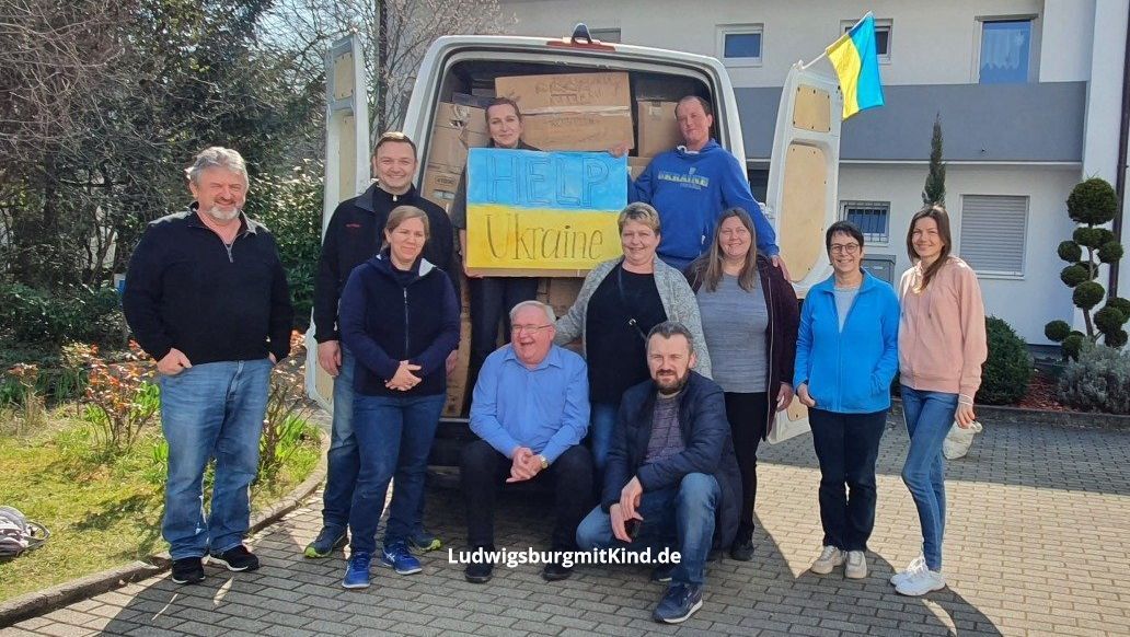 Hilfsaktion für die Ukraine. Die Helfer stehen vor dem beladenen Sprinter mit der Hilfslieferung.