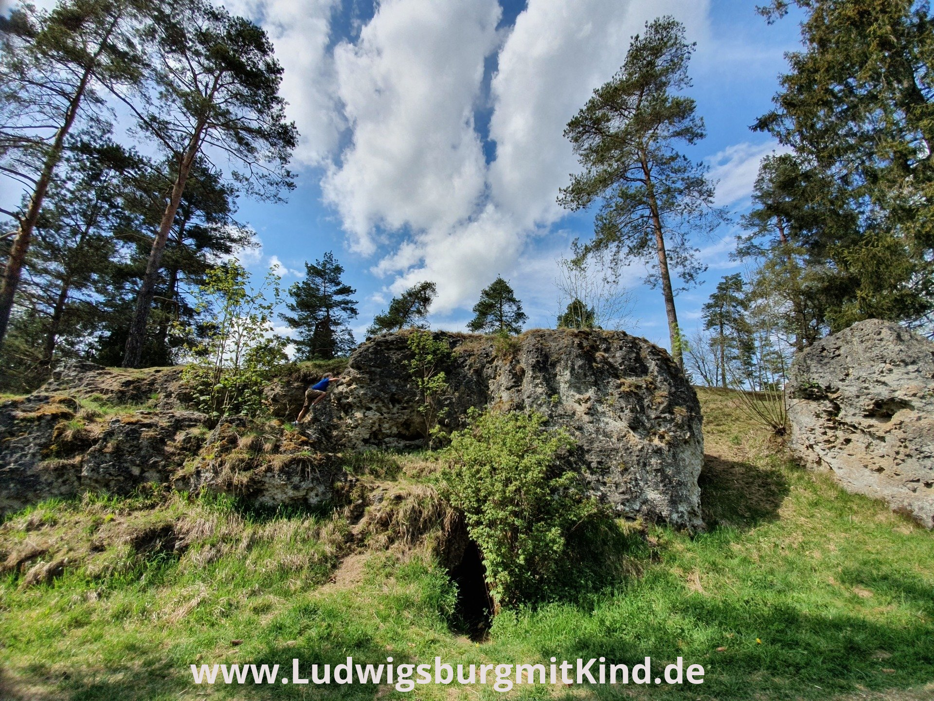 Felsformationen im Wental Felsenmeer. Der Himmel ist blau mit schönen Wolken.