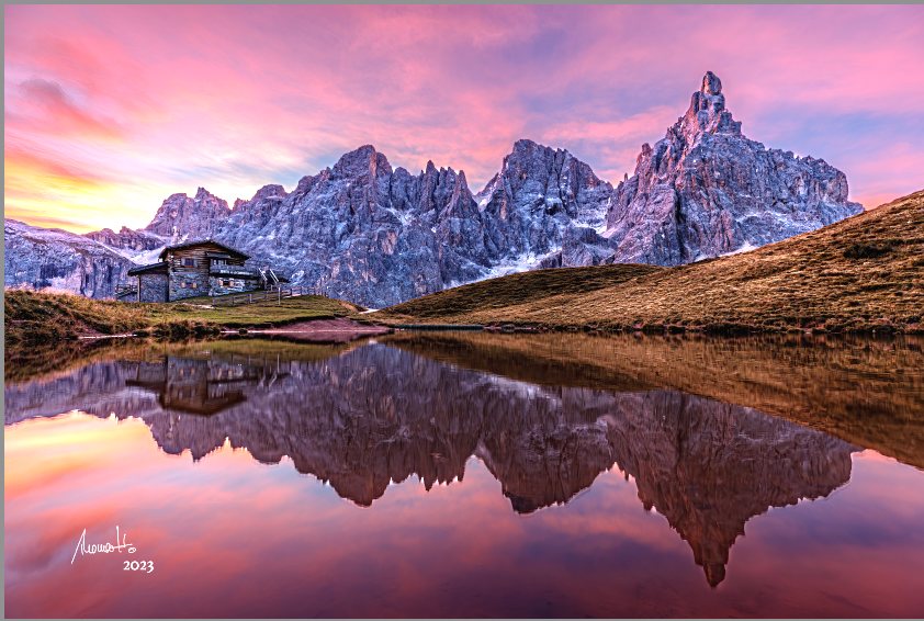 Baita S. Segantini, Fotografie einer Alpenhütte mit Spiegelung im See von Thomas Hartstang, Fotoclub Schleswig
