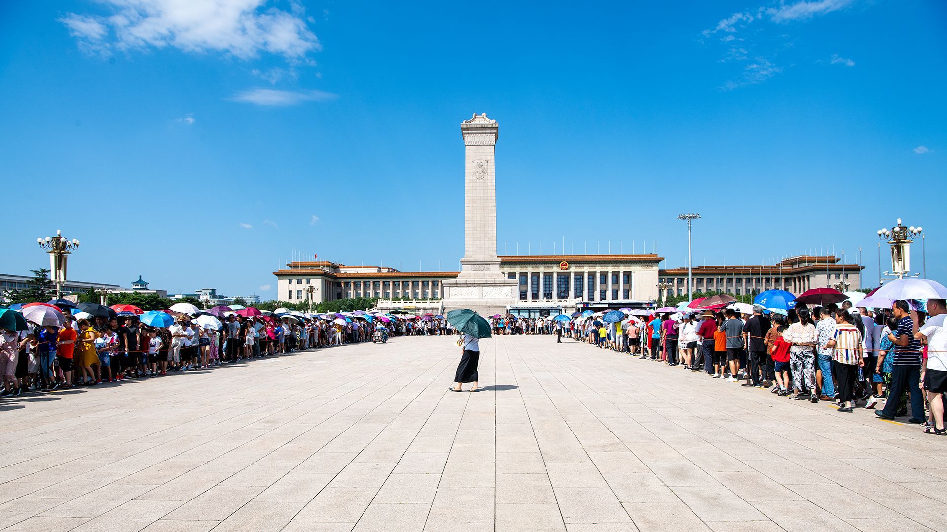 Long Waiting Lines, Fotografie zweier langer Warteschlangen in China vor einem Mausoleum, von Herdis Schönborn, Fotoclub Schleswig