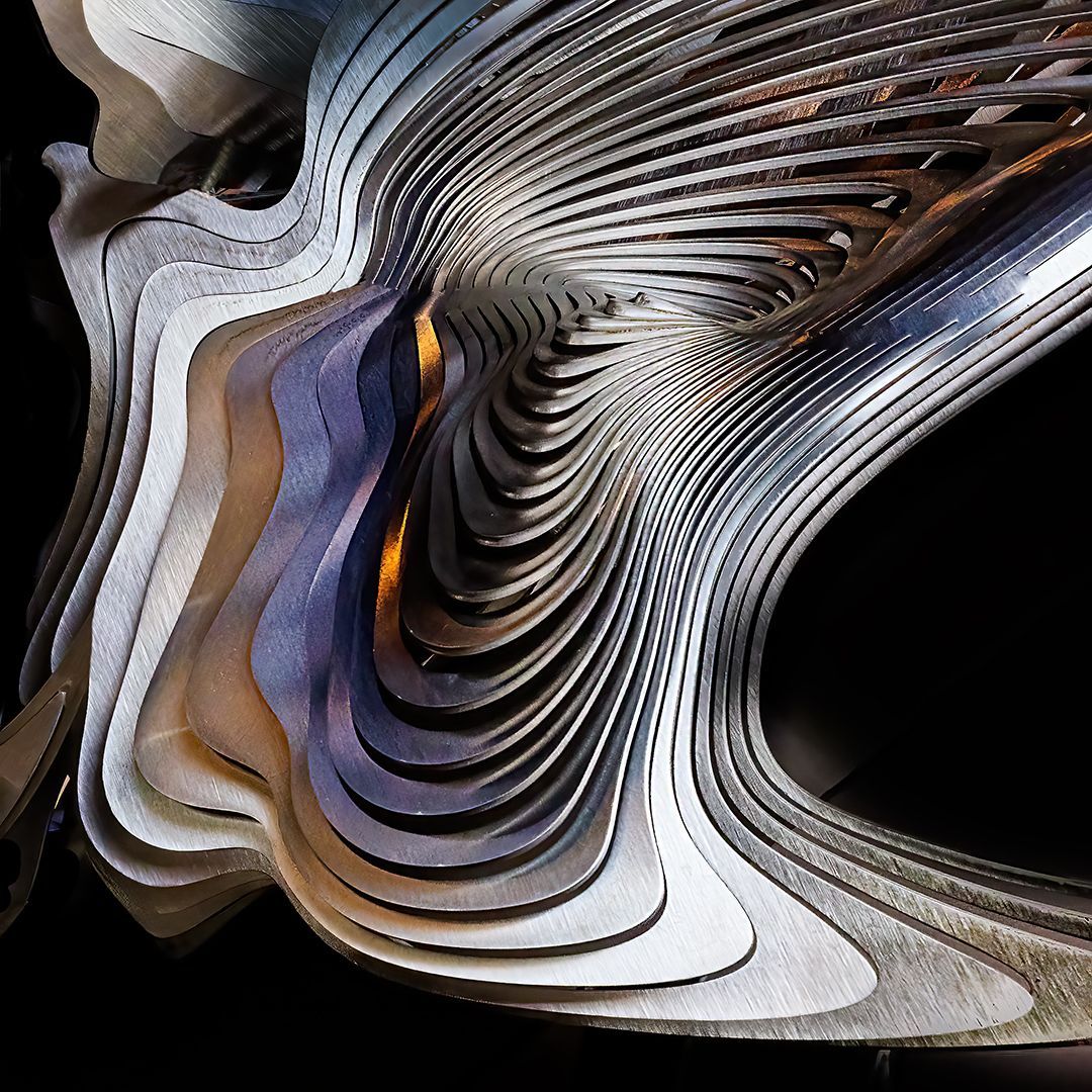 Metal Mountain, Fotografie einer Metallstruktur in Bergform von Thomas Hartstang, Fotoclub Schleswig