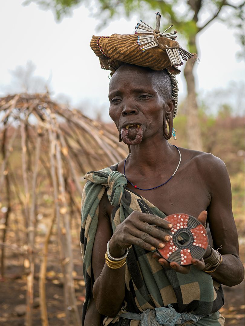 Plate in the Hands, Fotografie einer Afrikanerin von Herdis Halvas-Nielsen, Fotoclub Schleswig
