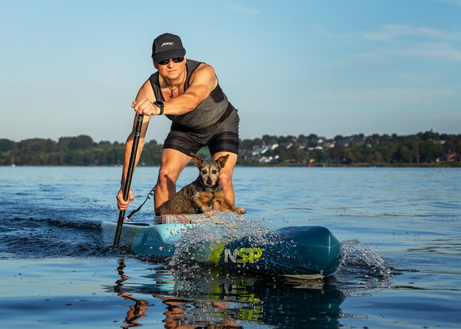 Friends, Fotografie eines Mannes mit Hund auf dem Board von Christiane Heggemann, Fotoclub Schleswig