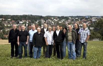 Erstes Bild aus den Anfängen der BEN im Herbst 2009 vor dem Hintergrund Niedereschachs.