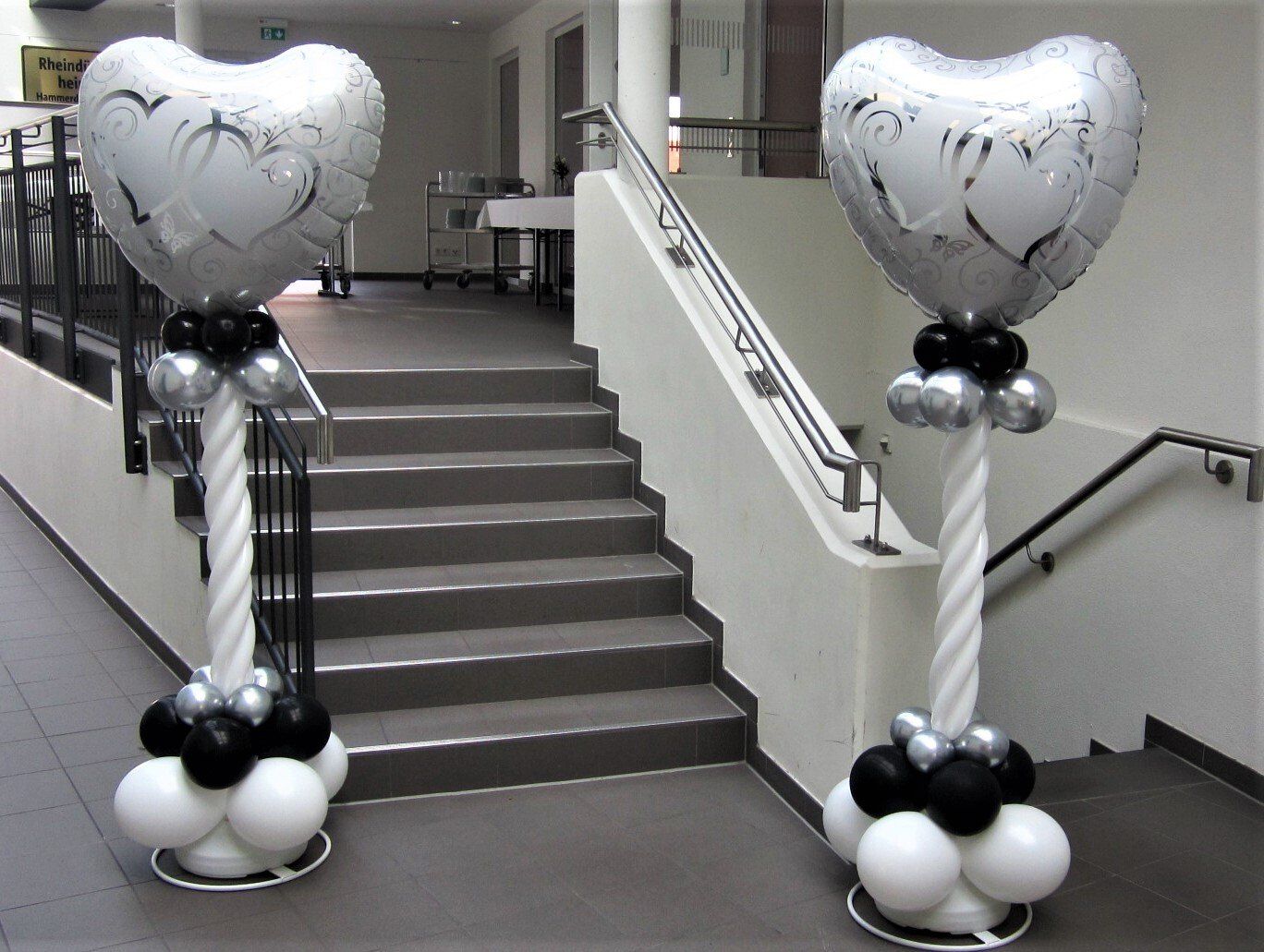 Hochzeitsdeko mit Ballonsäulen, Folienballonherze, Ballonsäule schwarz / weiß / silber,  Luftballons Worms, Folienballon Worms, Latexballon Worms,