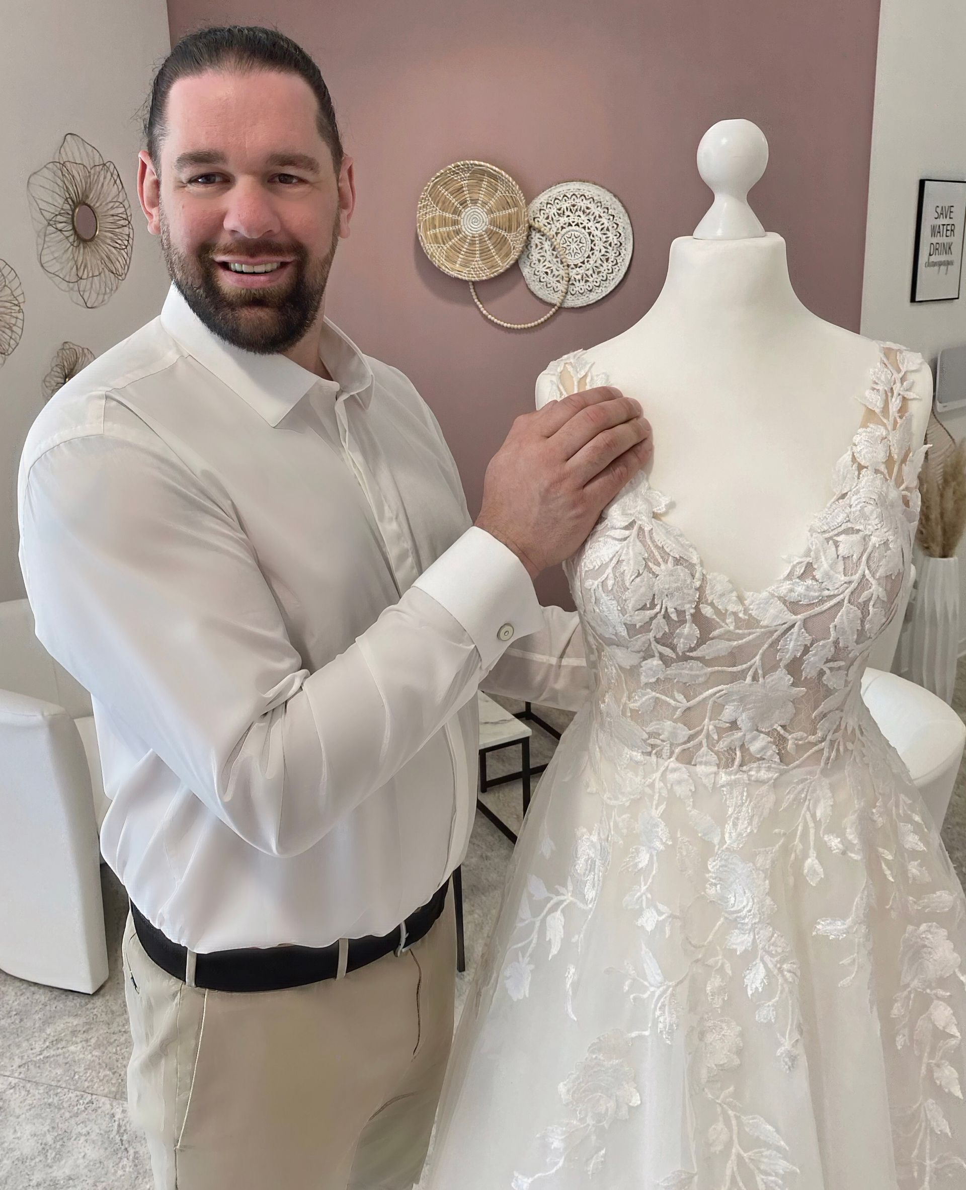 Brautkleider Velbert Wuppertal NRW moderne Brautmode elegante A Linie Fit and Flair Boho romantische Brautkleider schlichte cleane Stile Spitze Satin Tüll Brautkleider unter 1000 Euro günstige Brautkleider exklusive private Beratung Anprobe sofort verfügbar Hochzeitskleid kaufen