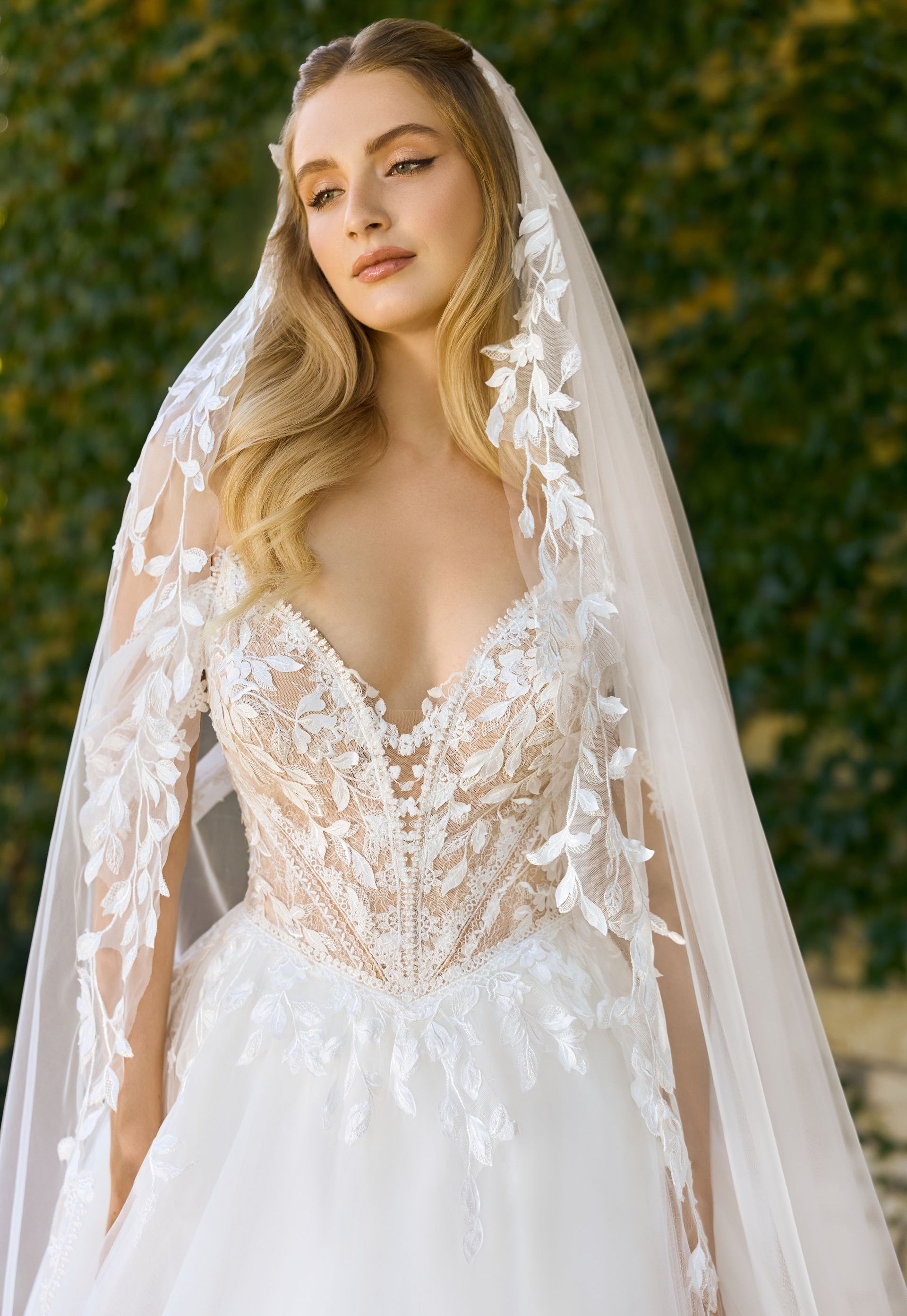 Stilvoll eingerichteter Brautlounge-Bereich mit zarten Rosé-Sesseln, weißen Vasen mit Pampasgras und einem eleganten Tischarrangement – umgeben von einer Auswahl traumhafter Brautkleider in sanften Creme- und Blushtönen. Diese edle Atmosphäre spiegelt die besondere Handschrift von AMORELY wider – einem exklusiven Anbieter für Brautmode im Raum Velbert und Wuppertal. Hier erleben Bräute eine ruhige, stilvolle Umgebung, in der die Wahl des Traumkleides zu einem unvergesslichen Moment wird.