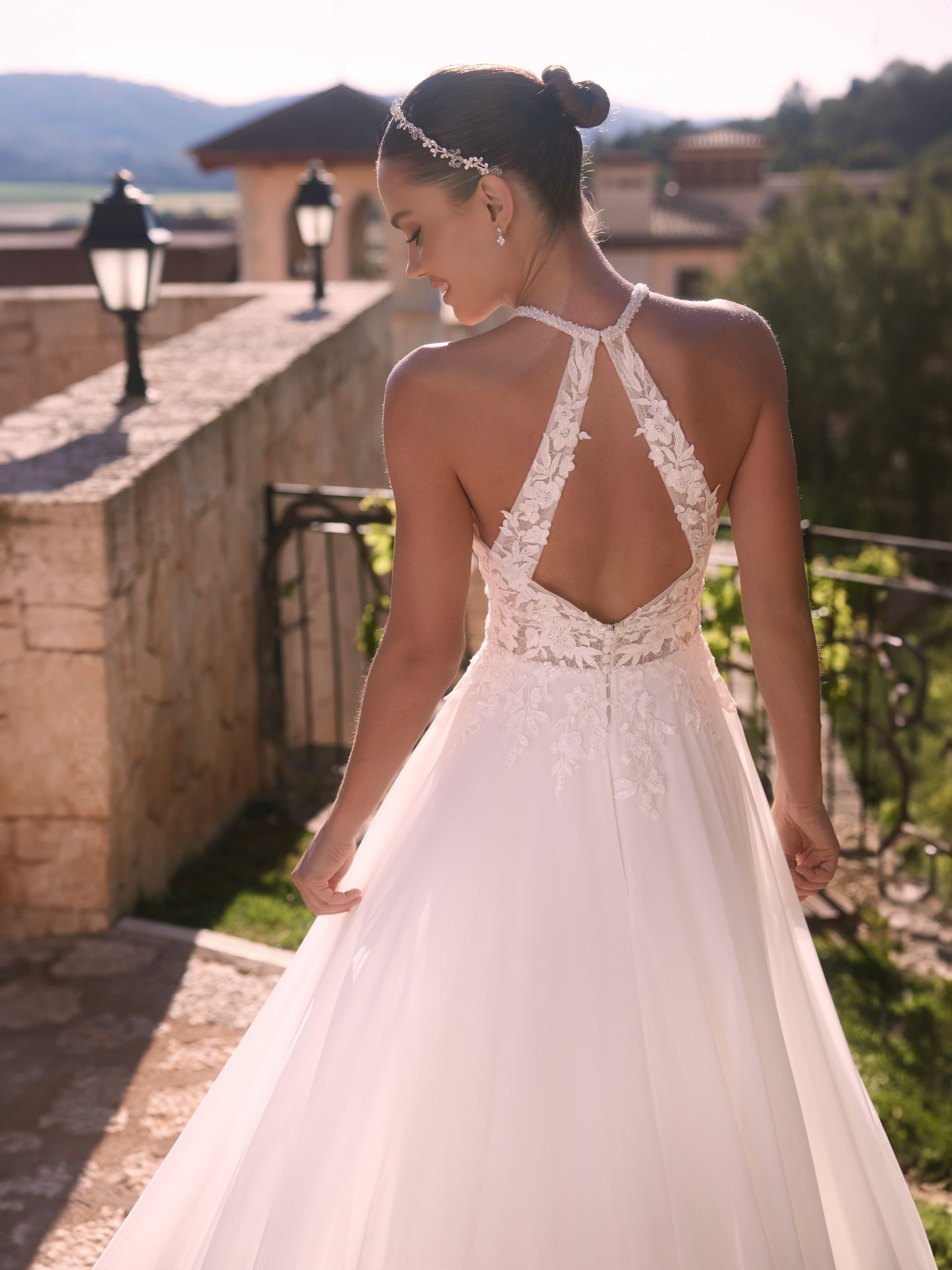 brautkleid mit besonderem rückenausschnitt für bräute aus Remscheid