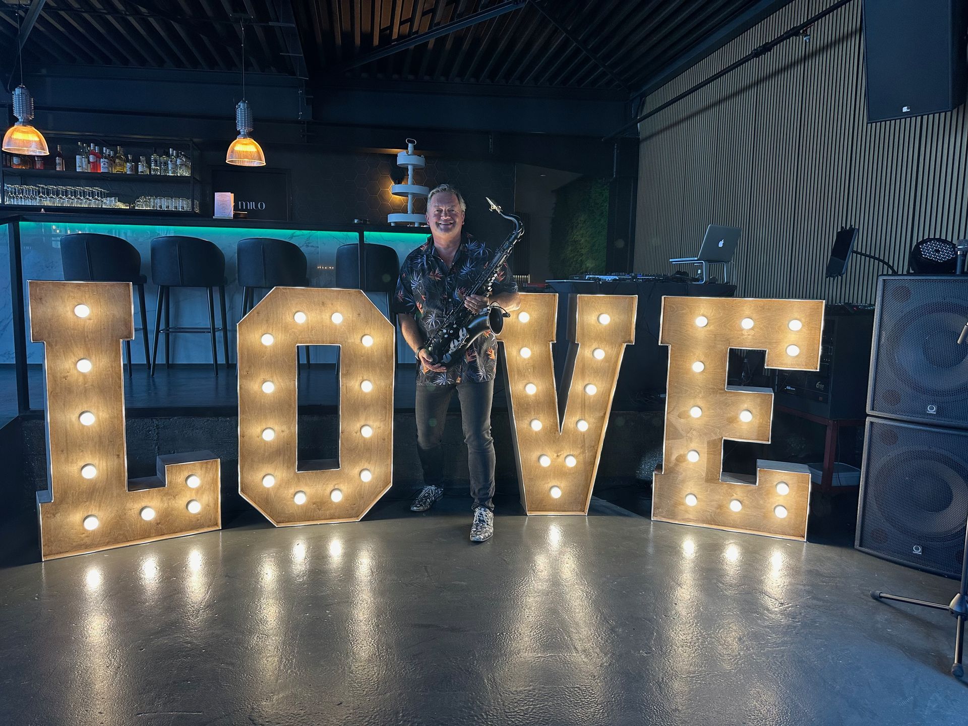 DJ & Live-Saxophonperformance bei einer Hochzeitsparty im Milo Eventlocation. DJ & Live-Saxophonperformance bei einer Hochzeitsparty im Milo Eventlocation.