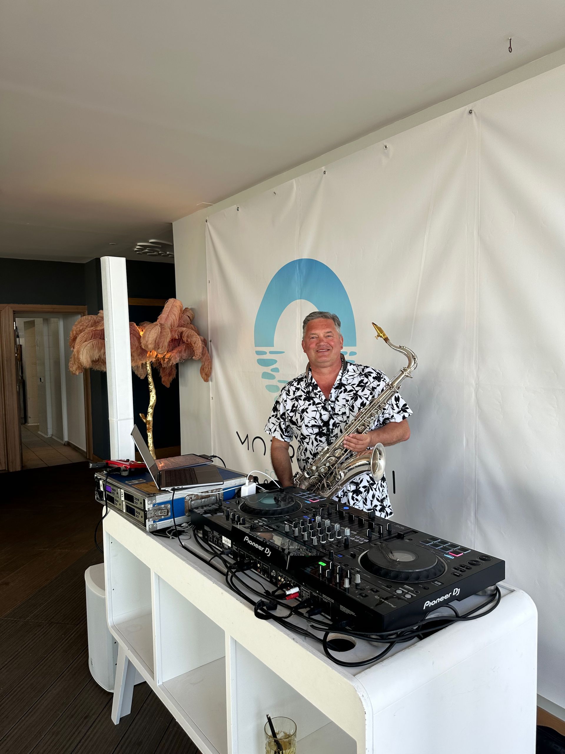 DJ & Live-Saxophonperformance DJ and Live Saxophonperformance in Fuerteventura