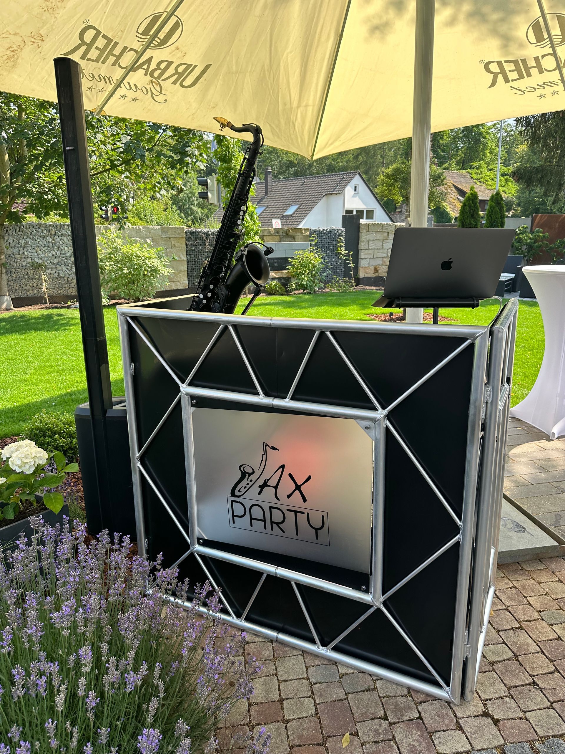 DJ & Live-Saxophonperformance bei einem Privatevent in Stuttgart DJ & Live-Saxophonperformance bei einem Privatevent in Stuttgart