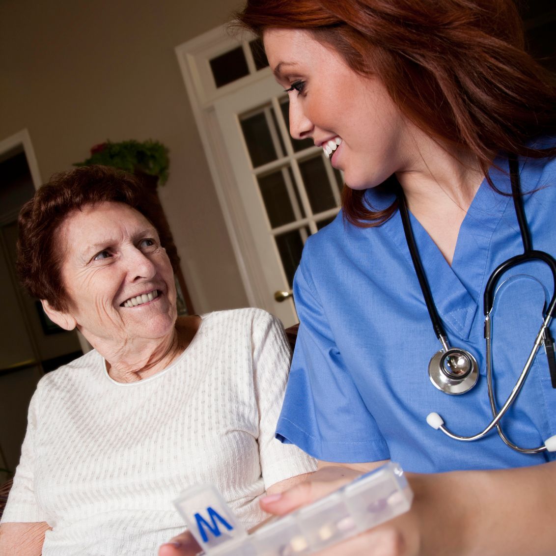 Kundin mit Pflegerin