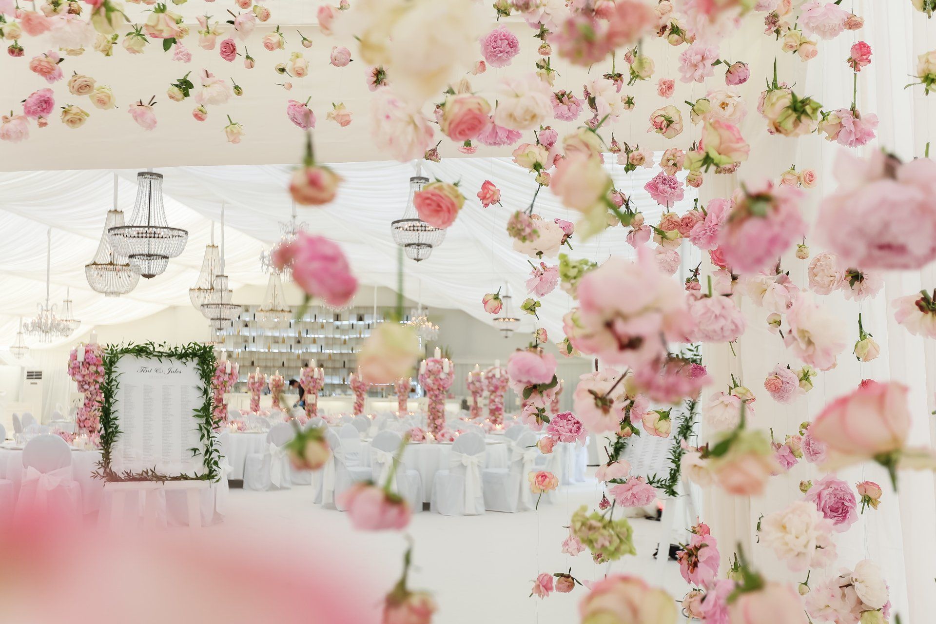 Hochzeit in einem Zelt aus Blumen