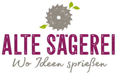 Alte Sägerei Logo der Alten Sägerei. Oben ein Sägeblatt in grau-beige mit drei kleinen, grünen Blättern daran. Darunter in lila Großbuchstaben