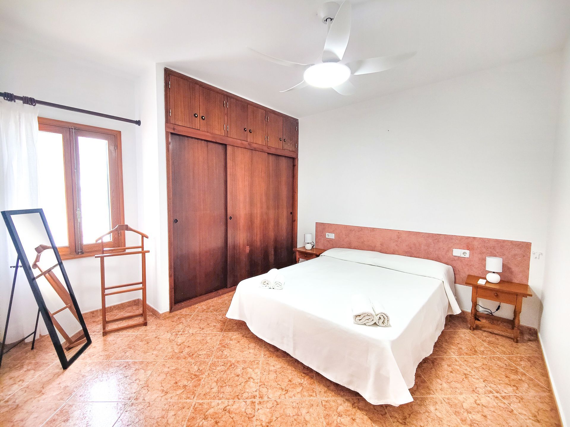 Foto del dormitorio de matrimonio de Villa Mascaró, casa de alquiler de vacaciones en Menorca. 
