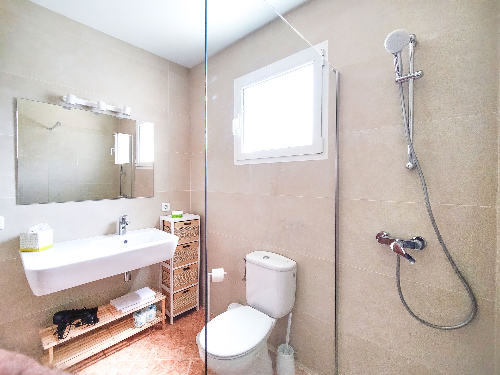 Foto de la ducha de Villa Mascaró, casa de alquiler de vacaciones en Menorca. 