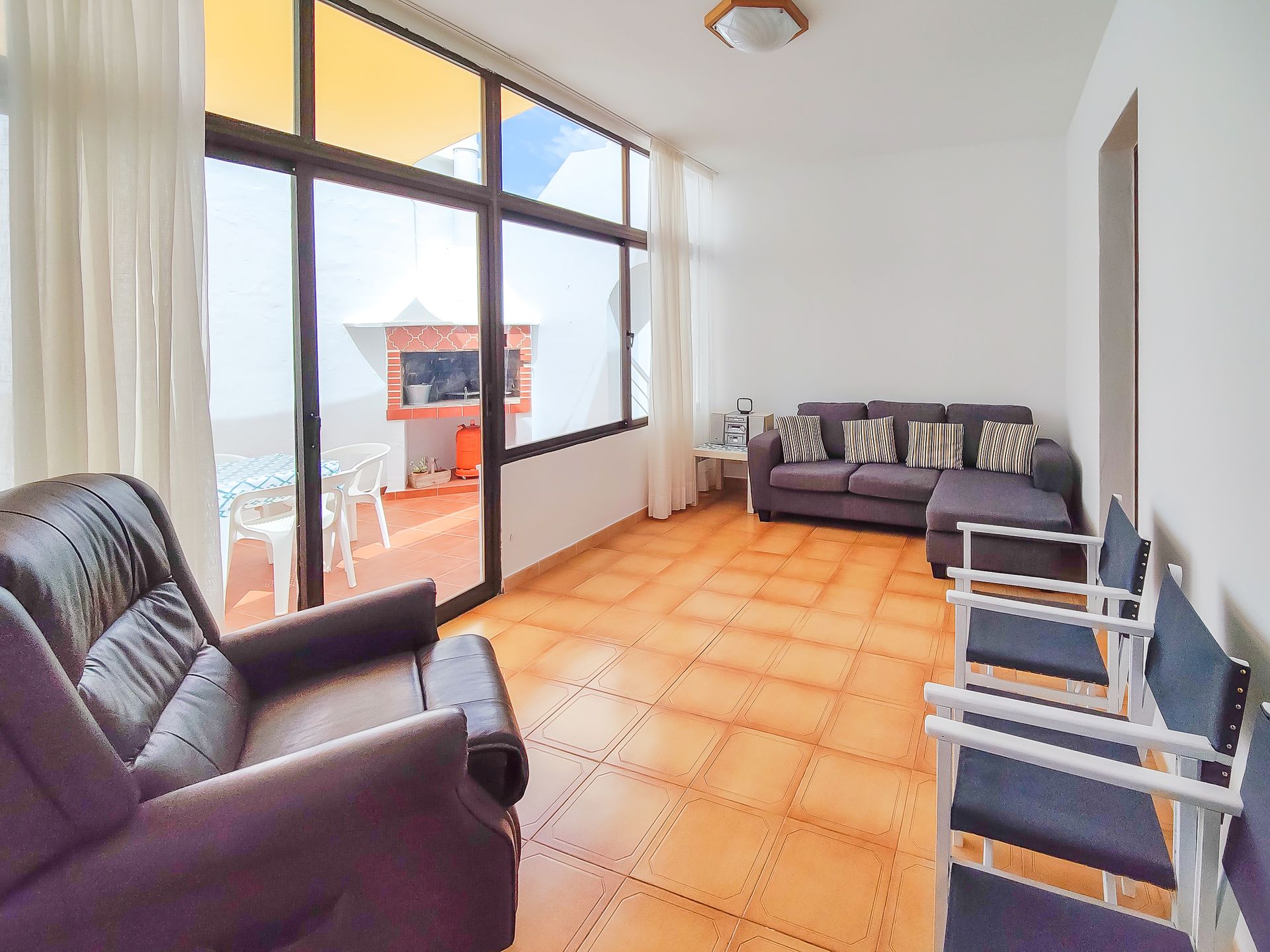 Foto de la sala de estar de Villa Mascaró, casa de alquiler de vacaciones en Menorca. 