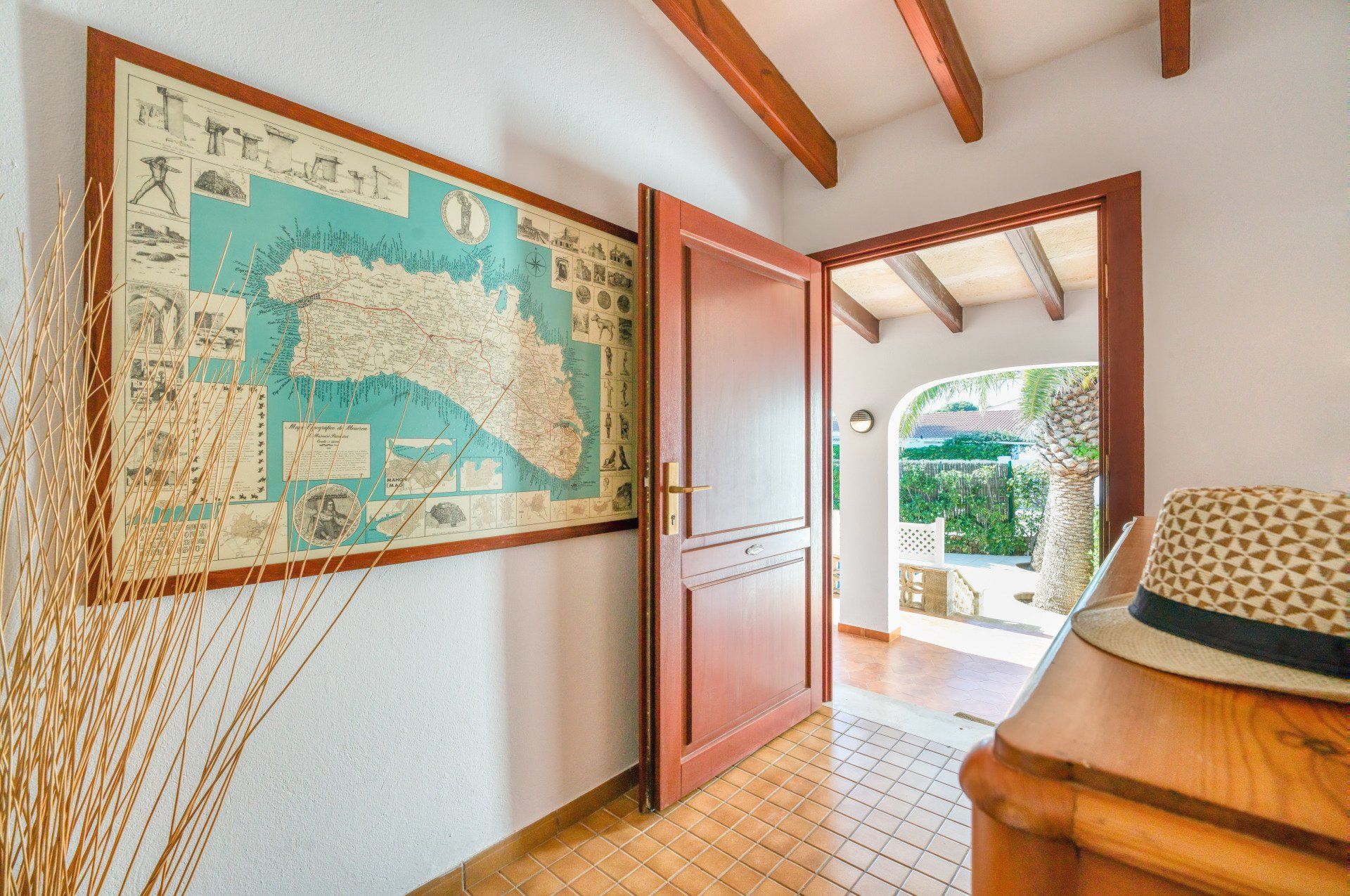Recibidor de Villa Aure, con el mapa de Menorca a todo color.