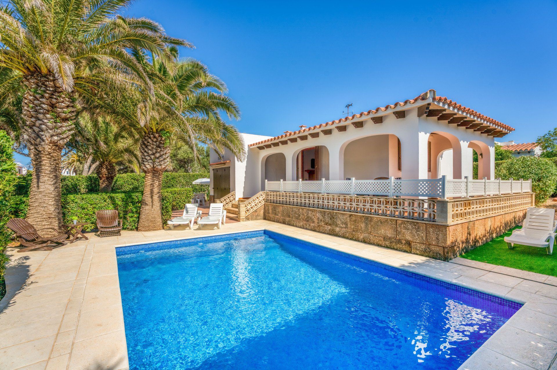 Magnífica vista de Villa Aure, nuestra casa de vacaciones con dos dormitorios, aire acondicionado, piscina y mucho más.