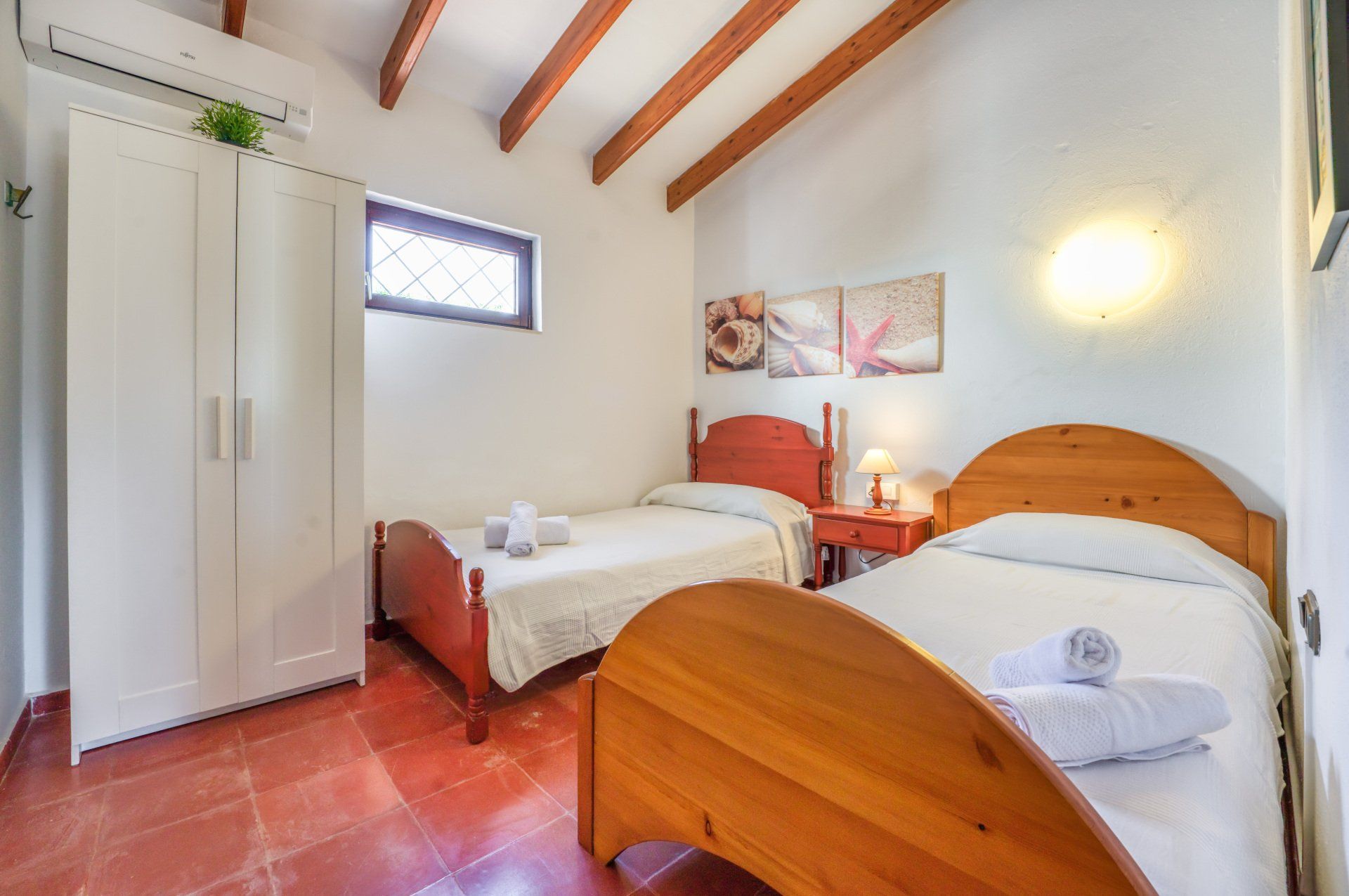 Dormitorio doble de Villa Aure, con 2 camas individuales y aire acondicionado.