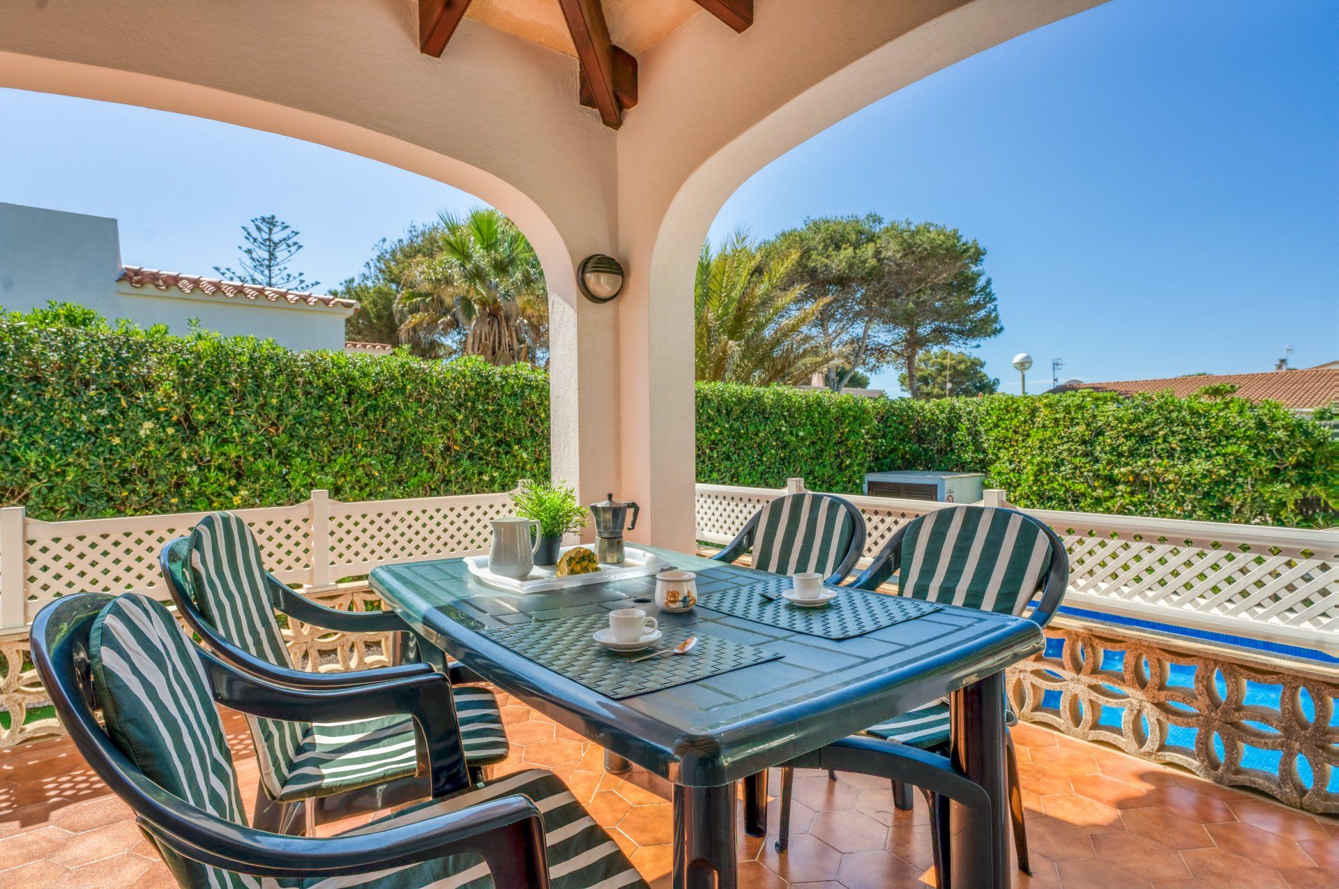 Terraza delantera de Villa Aure, situada frente a la piscina.