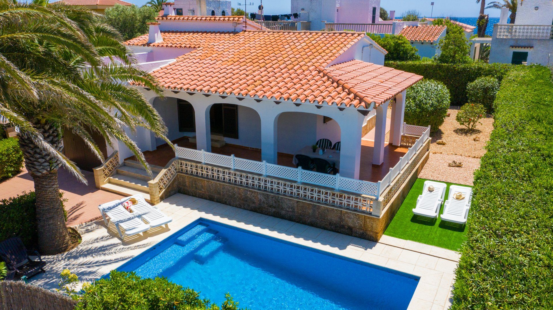 Villa Aure, casa de alquiler de vacaciones en Menorca. Otra vista general de la casa, jardín y piscina.