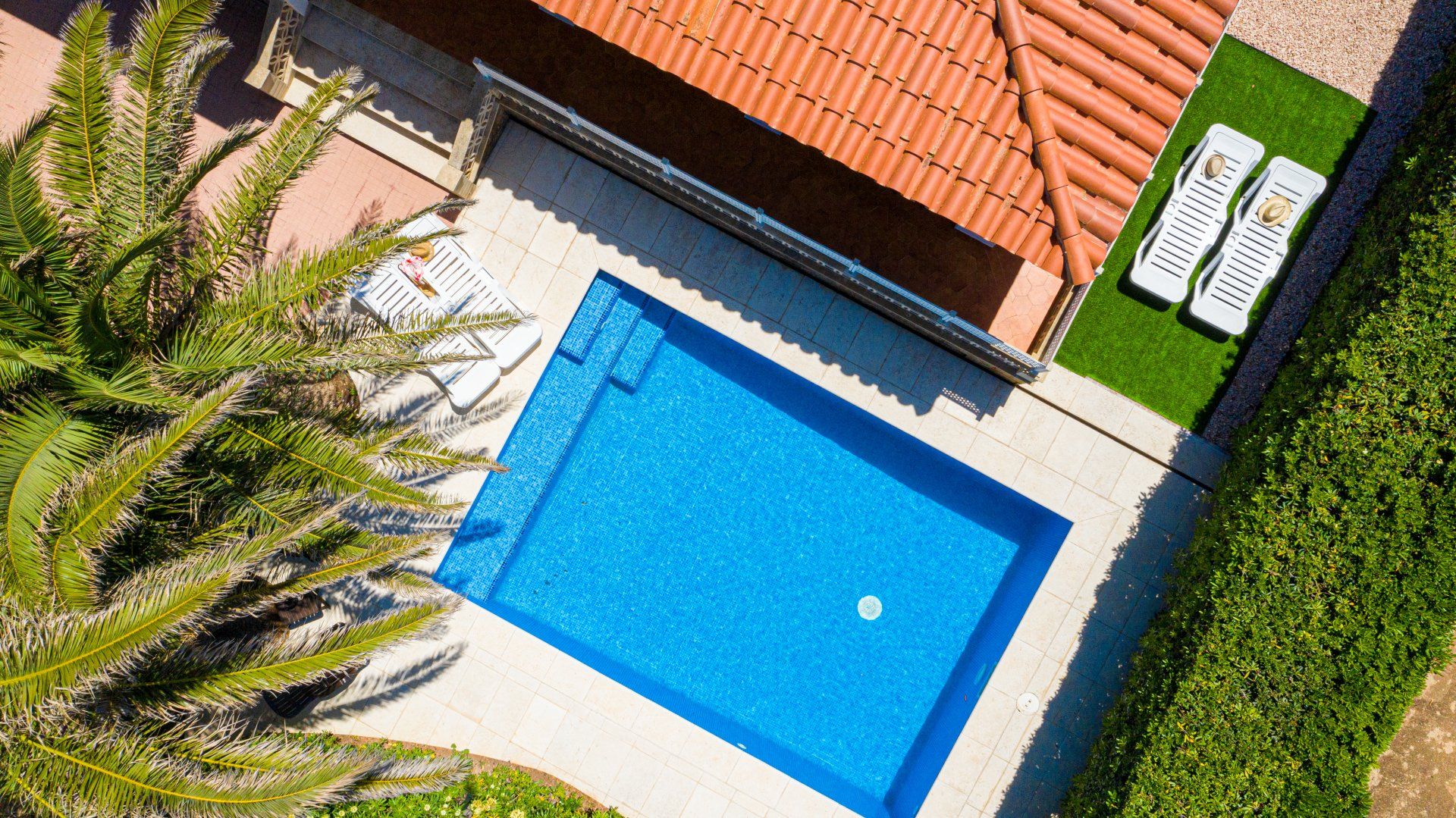 Foto cenital de la piscina de Villa Aure, tu casa de vacaciones en Menorca.