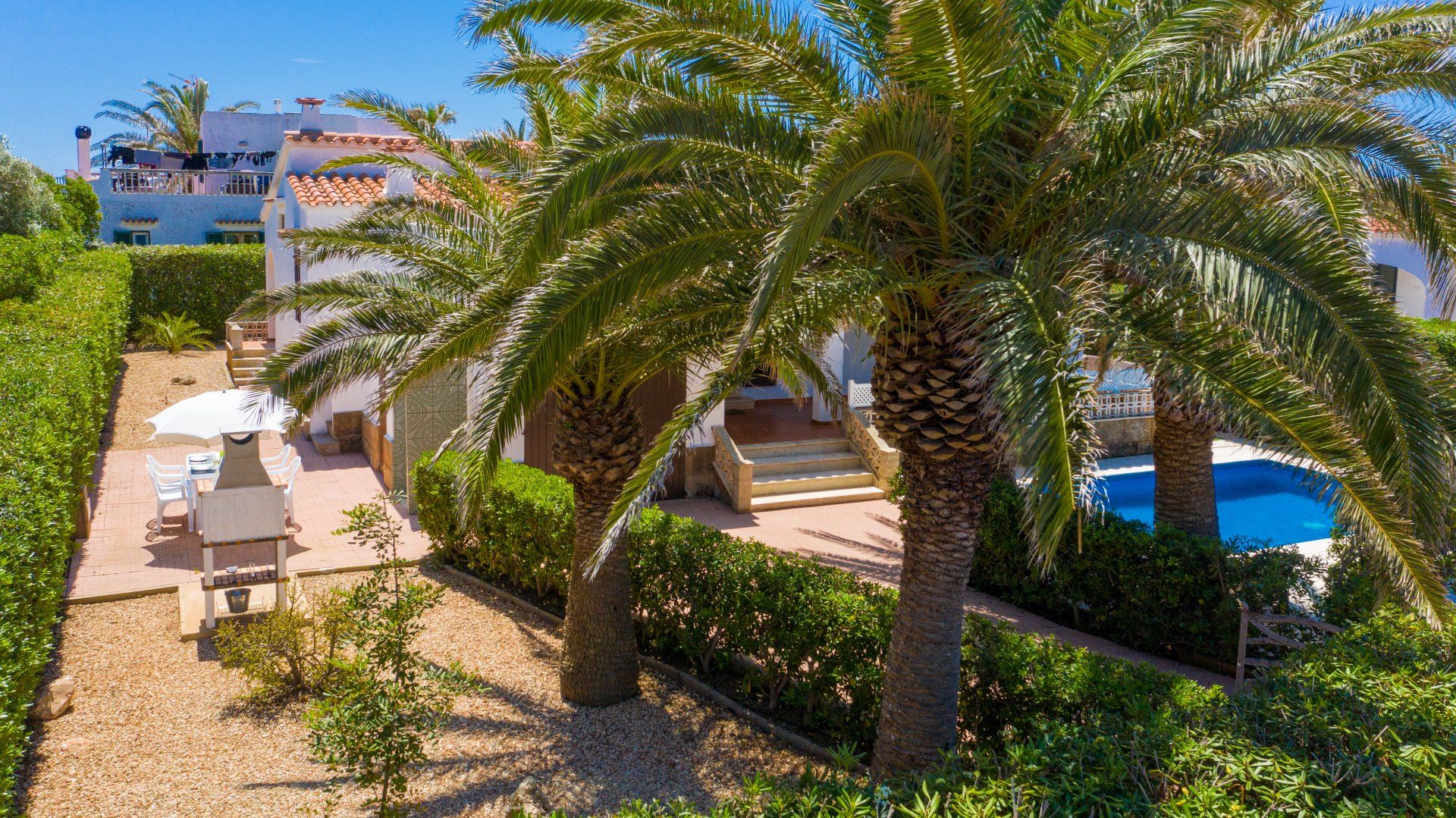 Villa Aure, Chalet con barbacoa en Menorca. Vista general del jardín.