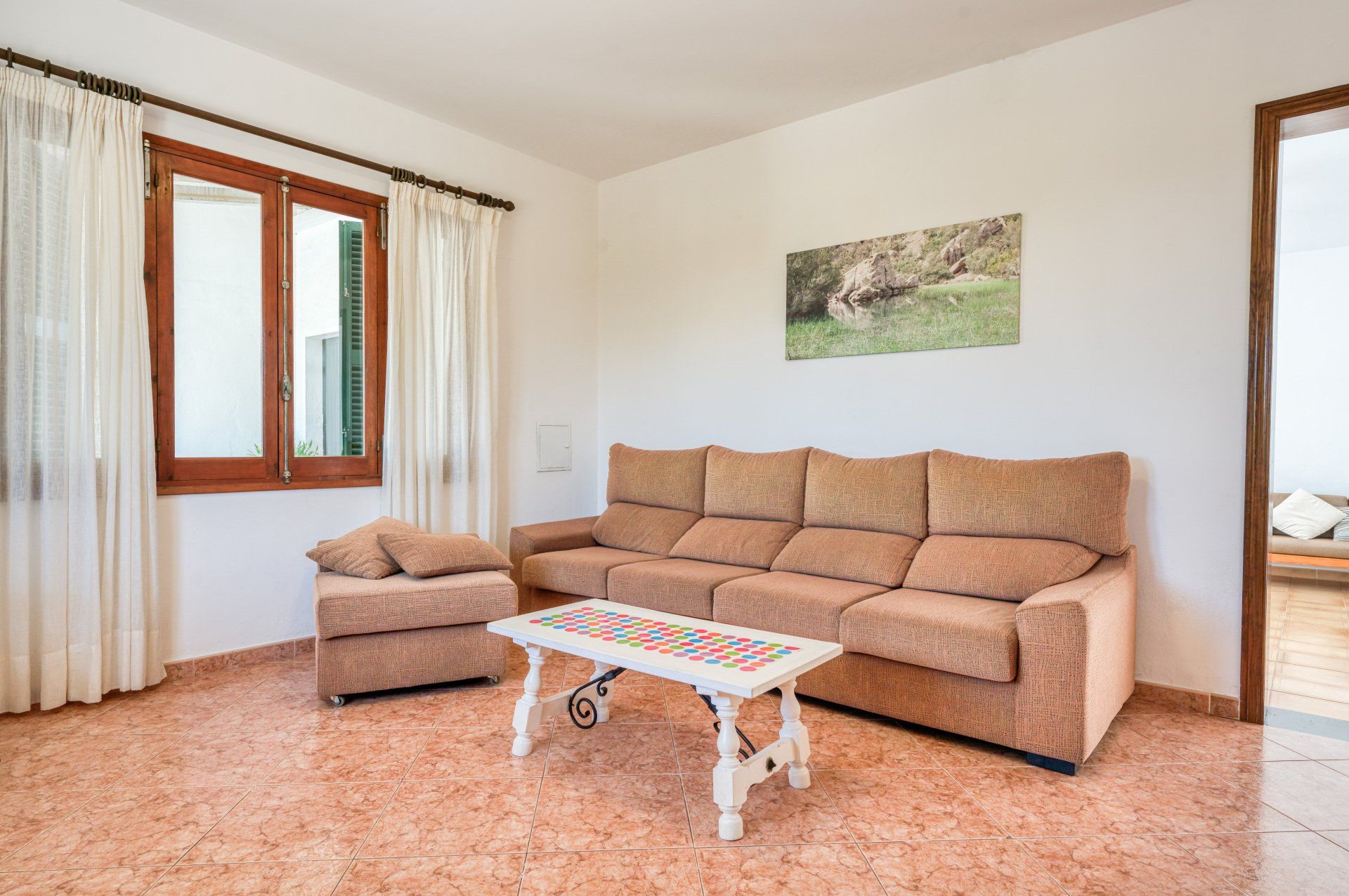 Foto del sofá del salón de Villa Mascaró, casa de alquiler de vacaciones en Menorca.