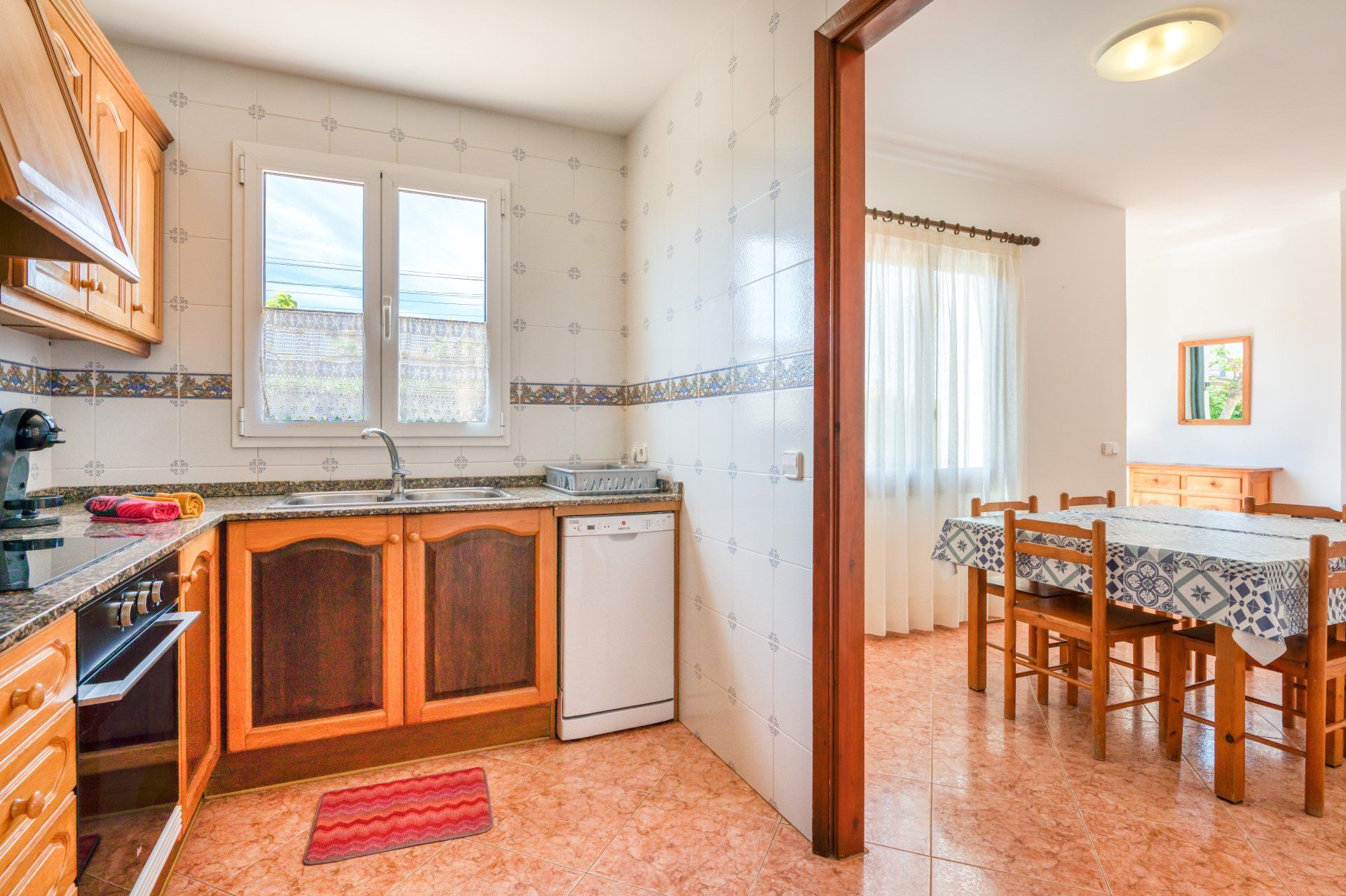 Foto de la cocina y el comedor de Villa Mascaró, casa de alquiler de vacaciones en Menorca. 