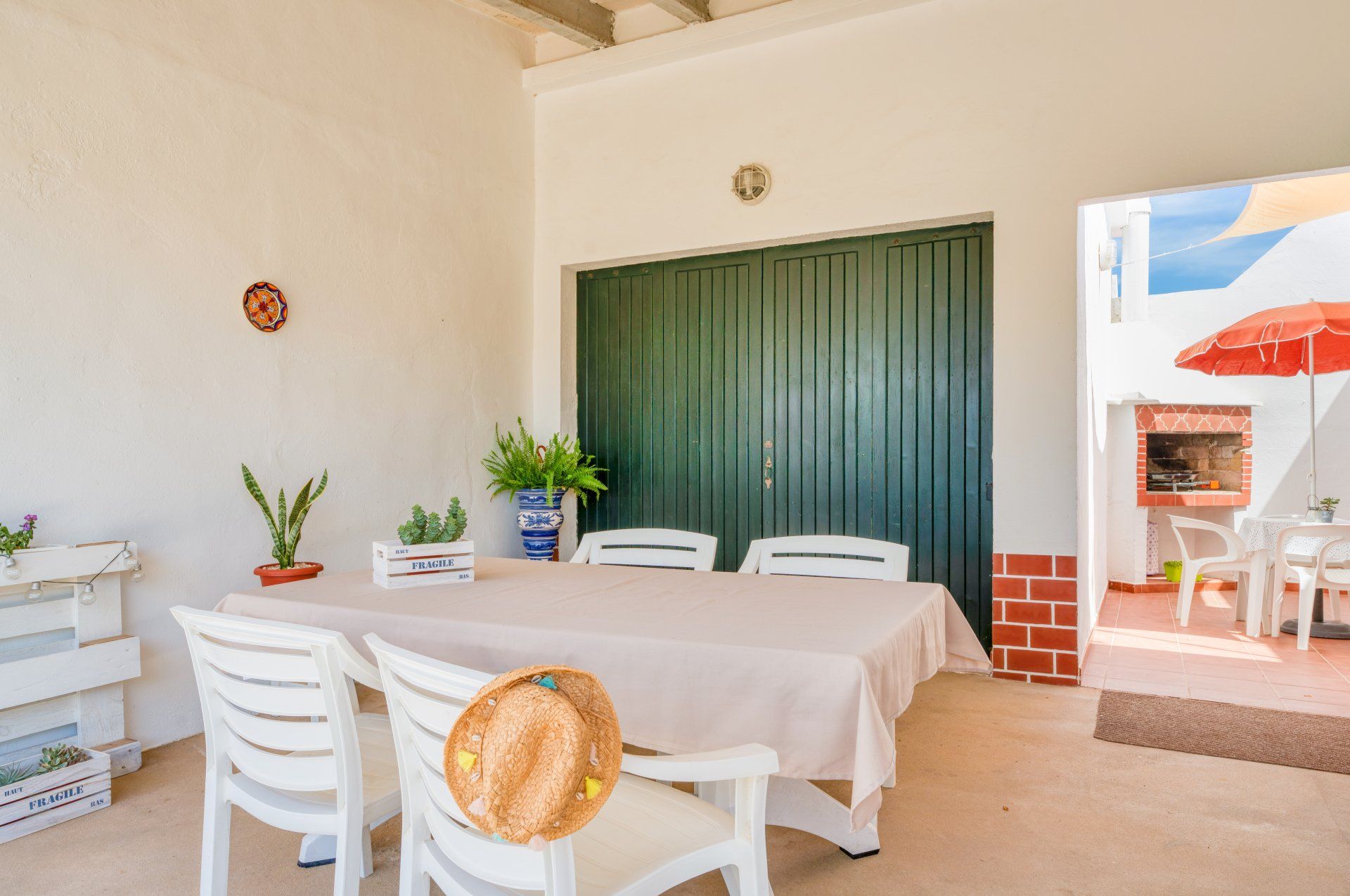 Foto de la terraza cubierta de Villa Mascaró, casa de alquiler de vacaciones en Menorca. 