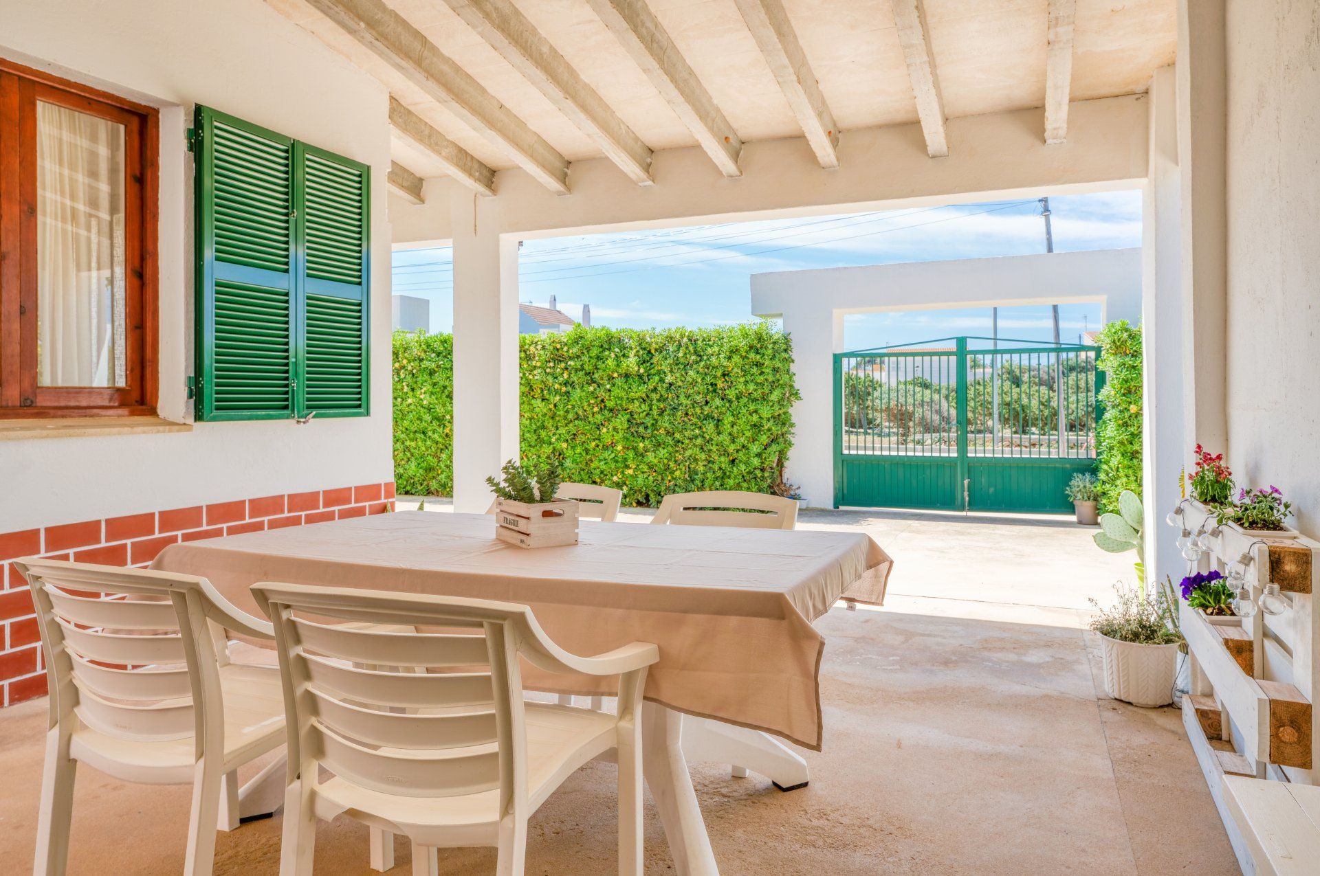 2ª Foto de la terraza cubierta de Villa Mascaró, casa de alquiler de vacaciones en Menorca. 