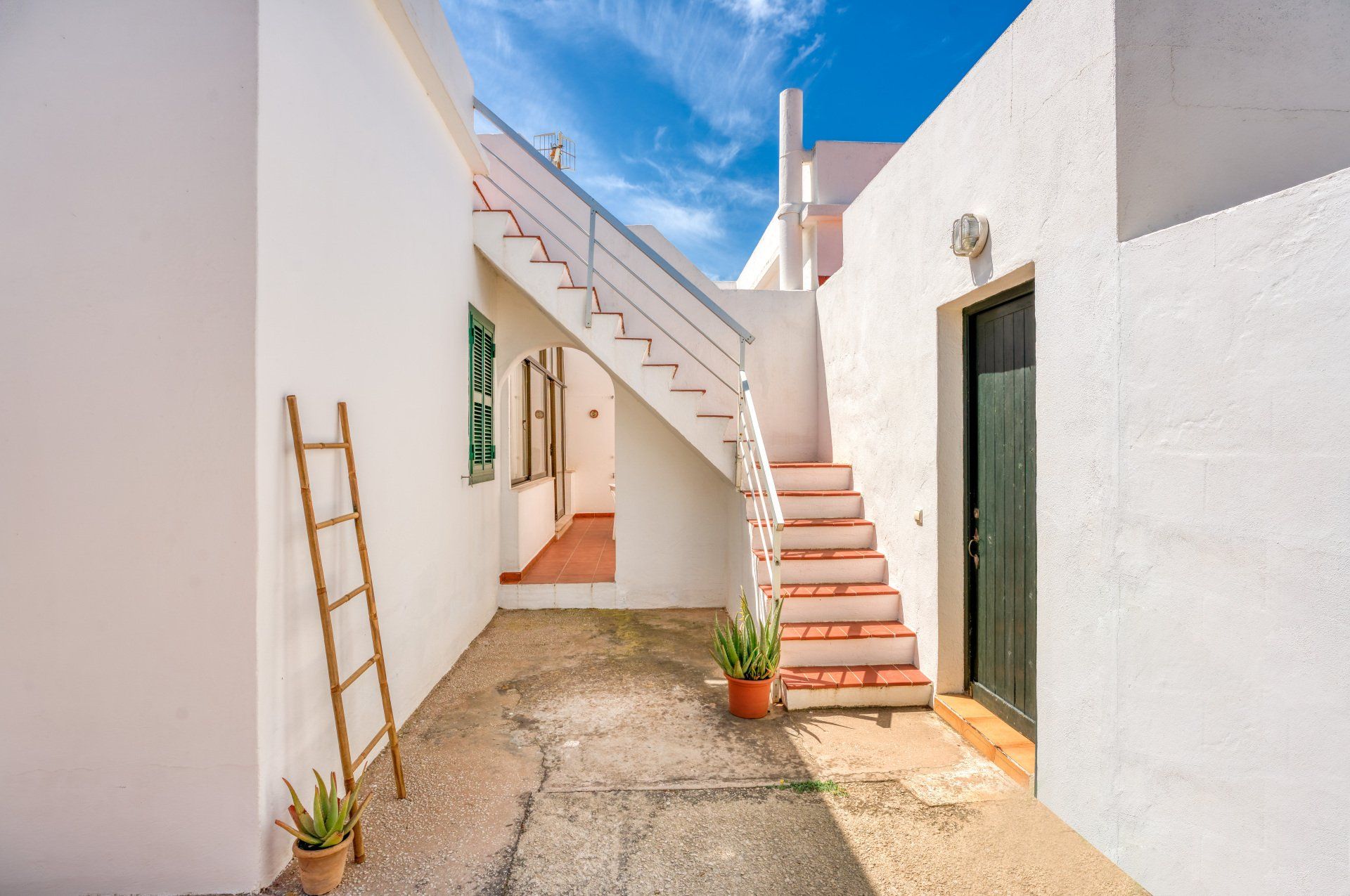 Foto del acceso al solárium de Villa Mascaró, casa de alquiler de vacaciones en Menorca. 