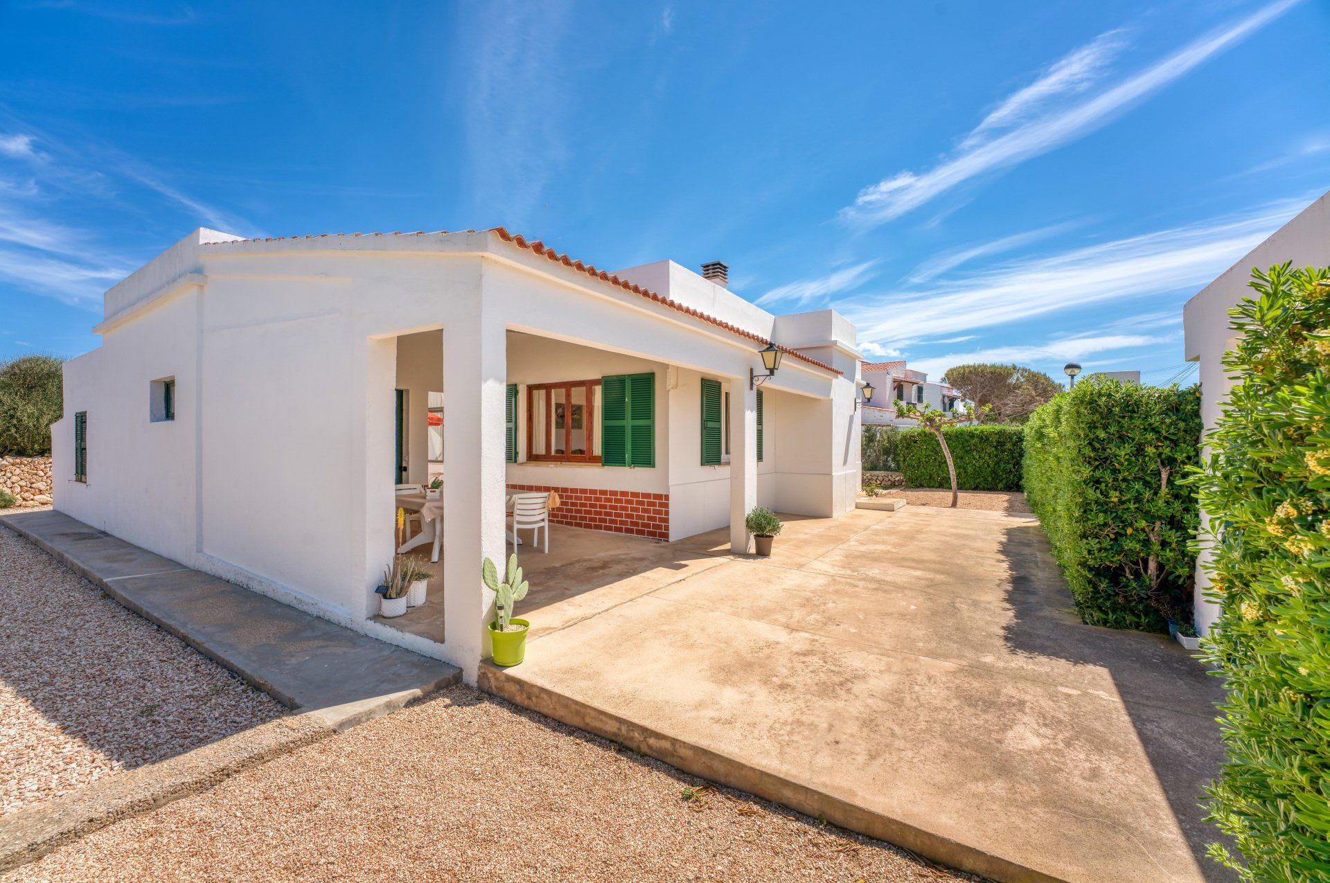 Vista de la entrada de Villa Mascaró, casa de alquiler de vacaciones en Menorca.